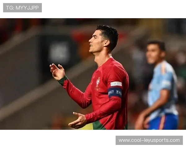 C罗带伤坚持比赛展现队长担当，c罗受的伤